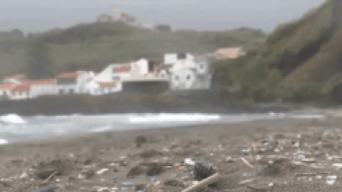 beach-plastic-pollution-sm