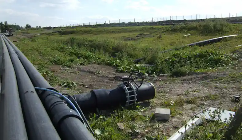 Brogborough landfill UK picture shows the main perimeter gas collection pipes. Brogborough landfill UK picture shows the main perimeter gas collection pipes.